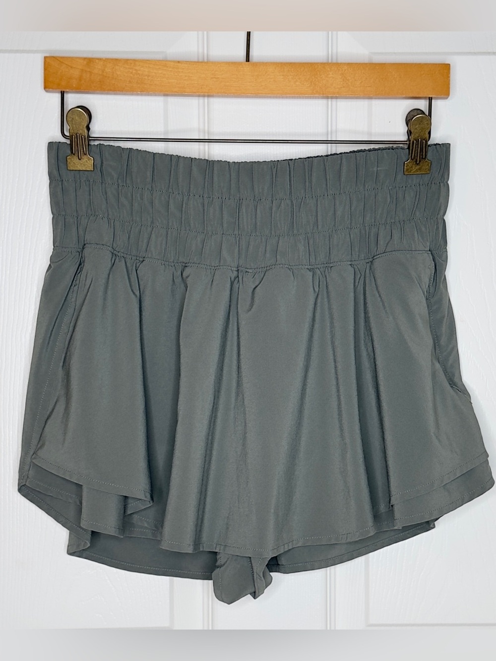 CRZ YOGA Feathery Fit 2in1 Zip Pocket Shorts Olive Green Large